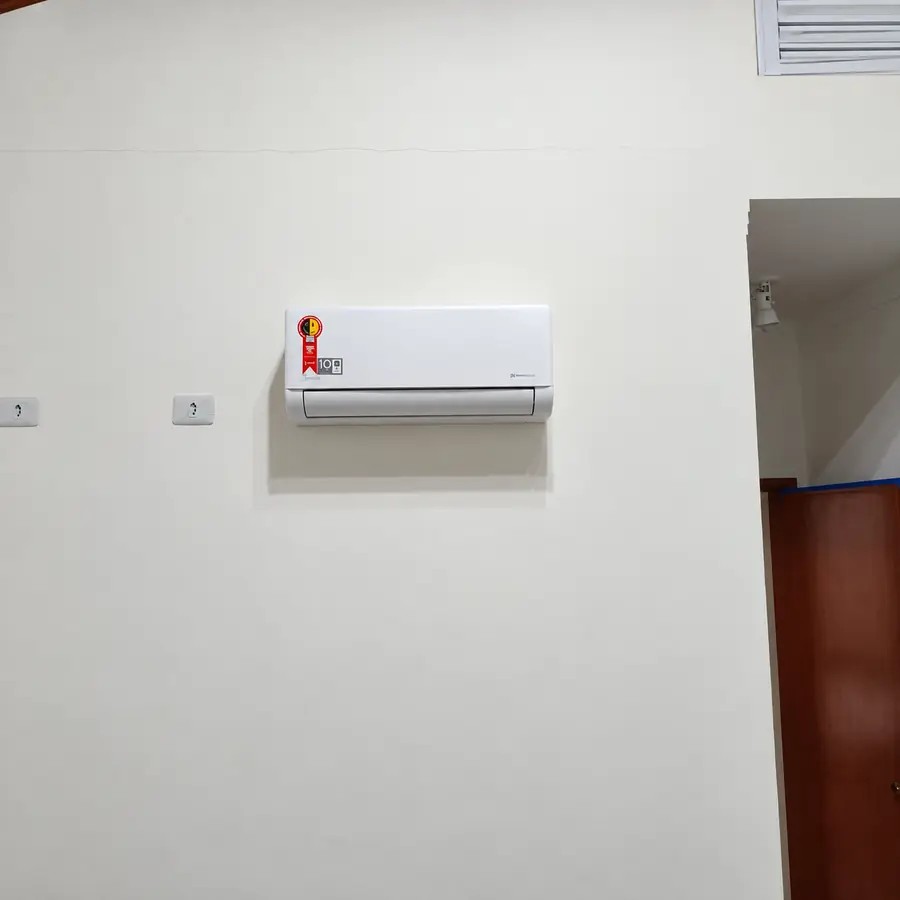 Ar-condicionado split instalado em uma parede branca